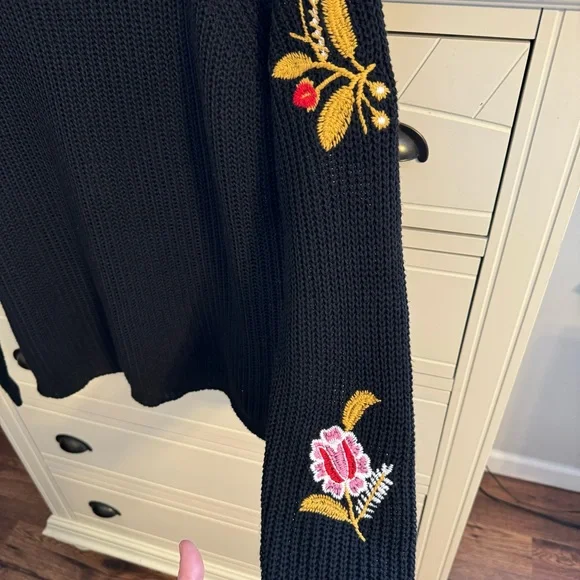 Embroidered Sleeve Gold Floral Black Knit Woven Heart Crew Neck Sweater Medium - Picture 4 of 9